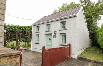 Tŷ Bach Twt Holiday Cottage