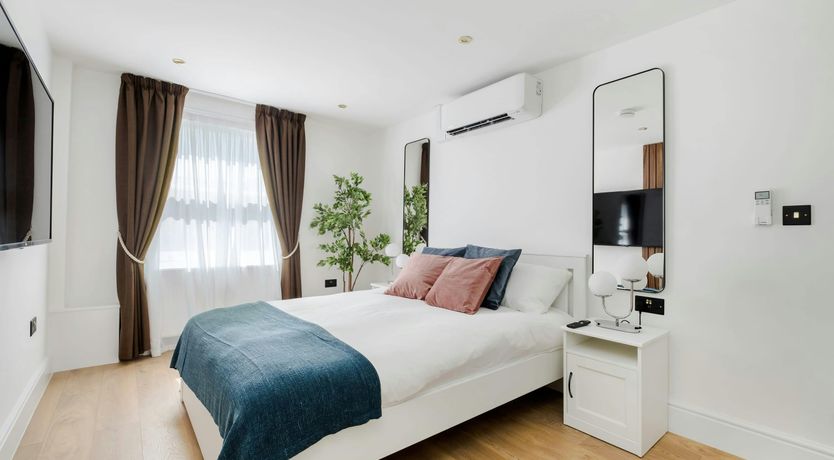 Photo of The Gem of the Street