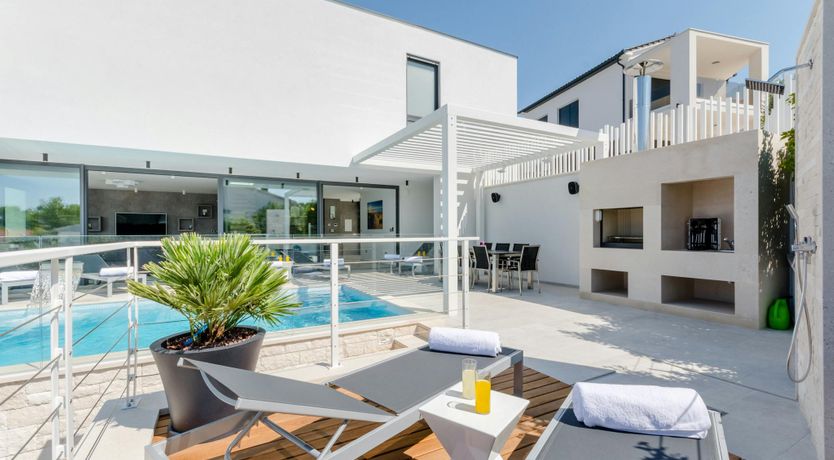 Photo of The Island Artist