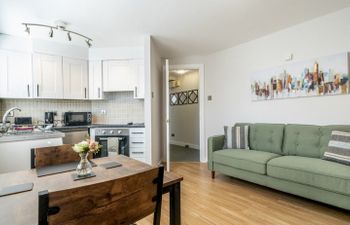 Queen's Light Apartment