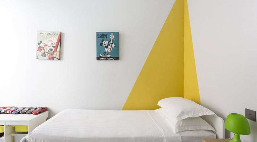 Photo of Triumphant Neighbour