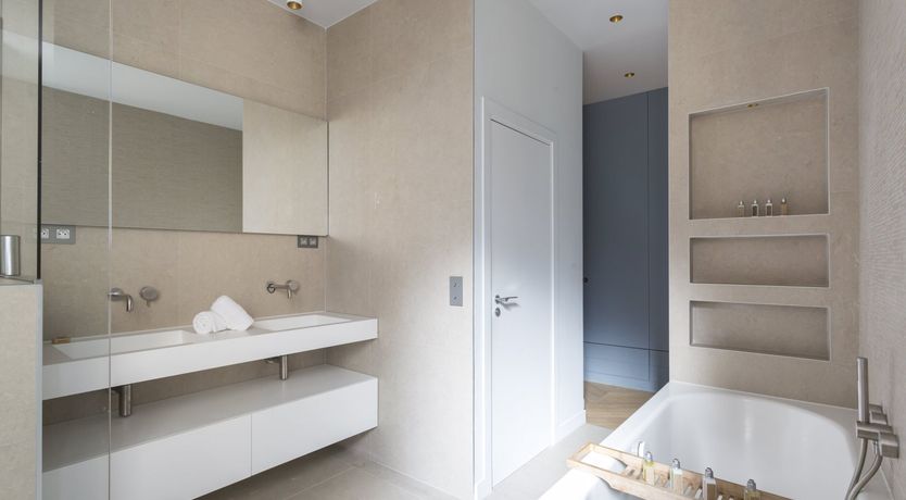 Photo of Triumphant Neighbour