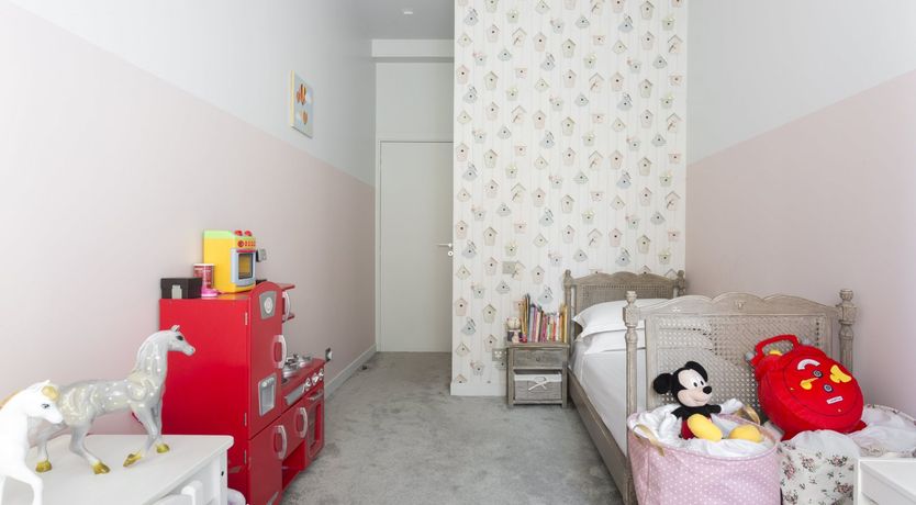 Photo of Triumphant Neighbour