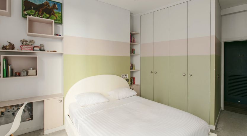 Photo of Triumphant Neighbour