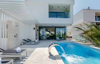 Coastal Breeze Holiday Home