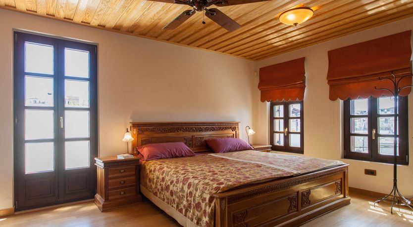 Photo of Venetian Owl