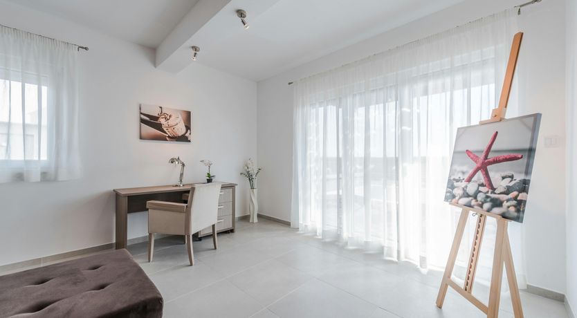 Photo of Over the Oak Tree