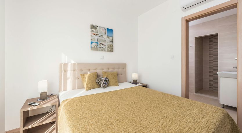 Photo of Over the Oak Tree