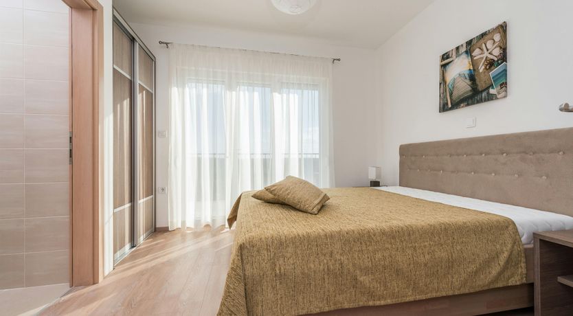 Photo of Over the Oak Tree