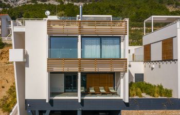 White Walls & Blue Skies Holiday Home