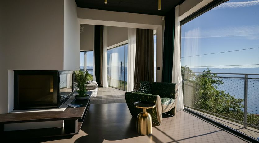 Photo of Emerald Echo