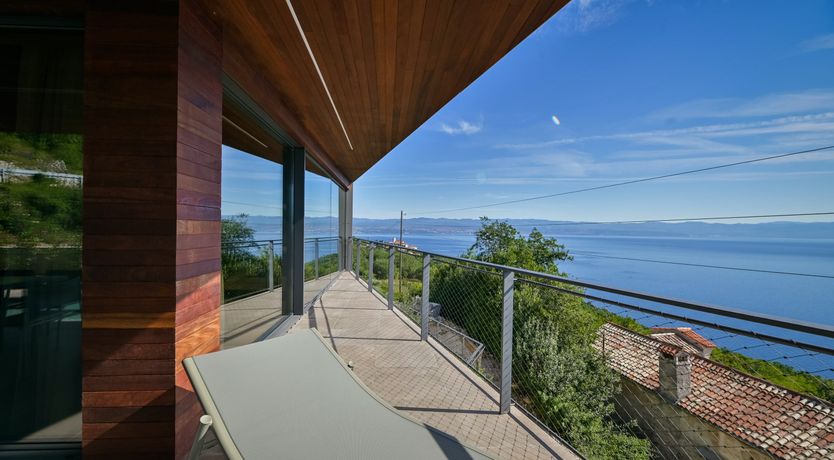 Photo of Emerald Echo