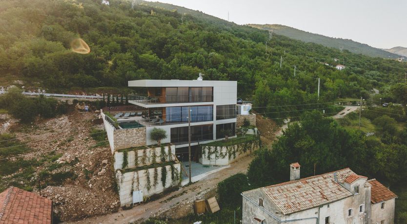 Photo of Emerald Echo