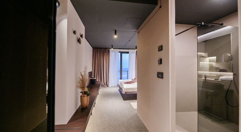 Photo of Emerald Echo