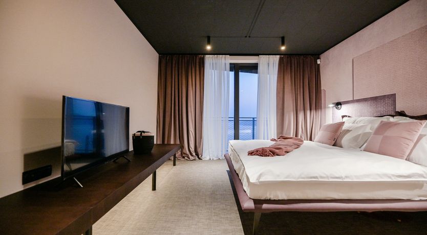 Photo of Emerald Echo