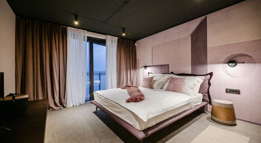 Photo of Emerald Echo