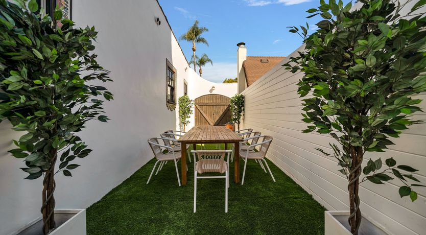 Photo of Hollywood Flair