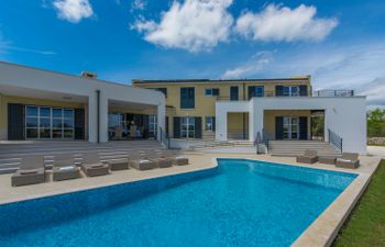 Picturesque Outlook Holiday Home
