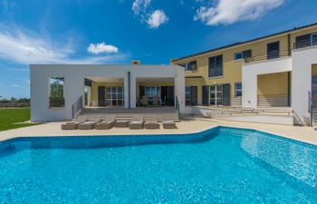 Picturesque Outlook Holiday Home