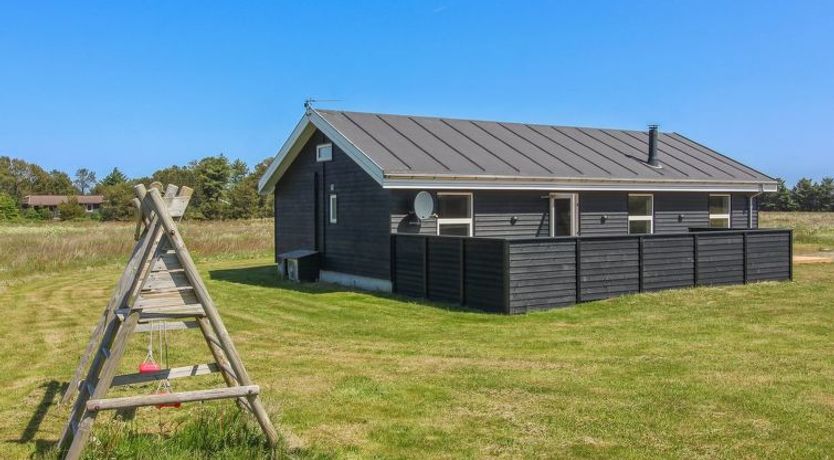 Photo of "Elenore" - 900m from the sea