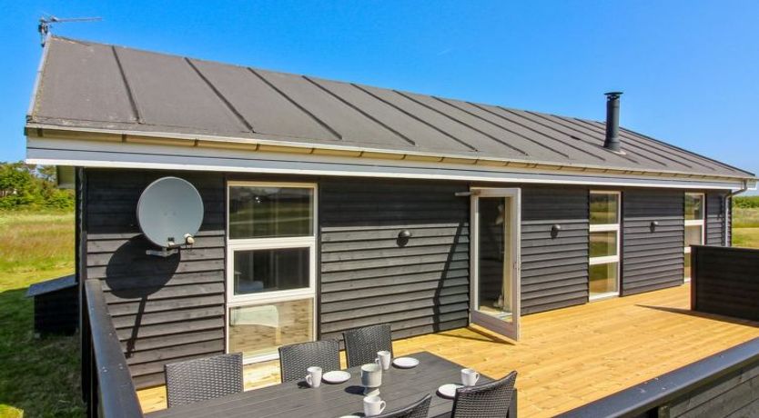 Photo of "Elenore" - 900m from the sea