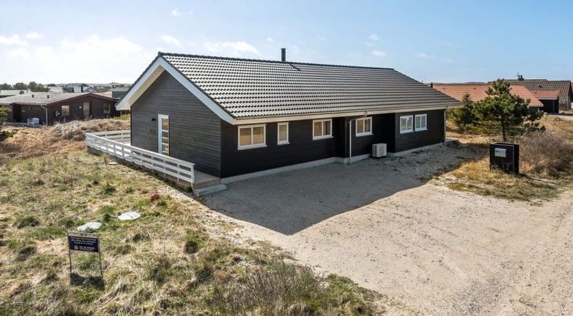 Photo of "Karen" - 900m from the sea