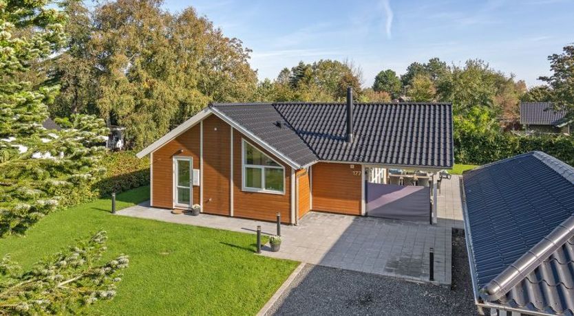 Photo of "Hellena" - 90m from the sea