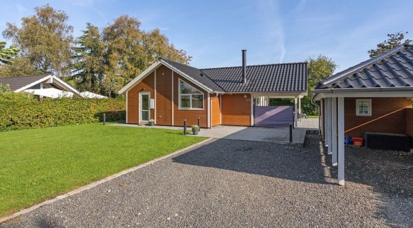 Photo of "Hellena" - 90m from the sea