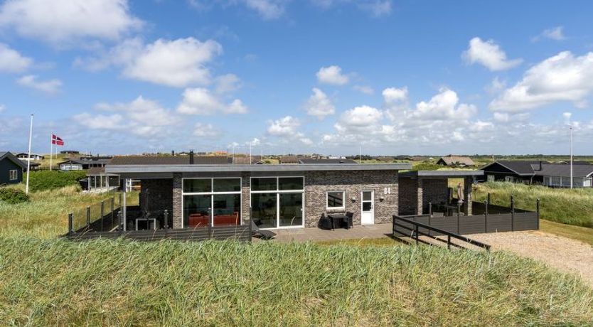 Photo of "Synthia" - 300m from the sea