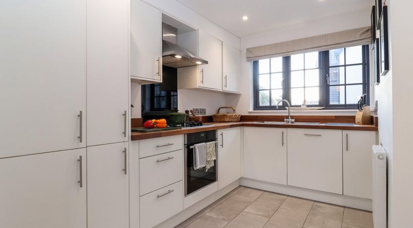 Photo of 8 Oaks Court