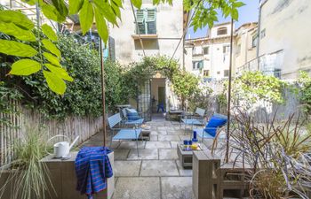Renaissance Vino Apartment