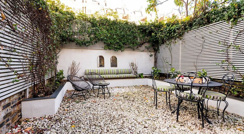 Photo of Townhouse Talking