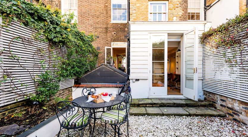 Photo of Townhouse Talking