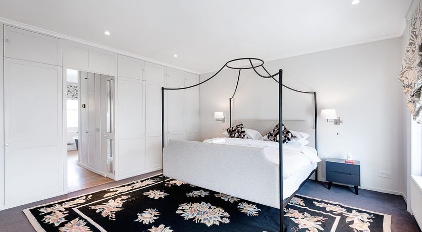 Photo of Townhouse Talking