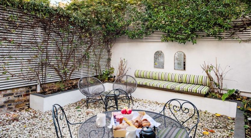 Photo of Townhouse Talking