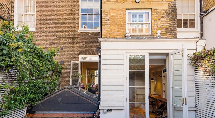 Photo of Townhouse Talking