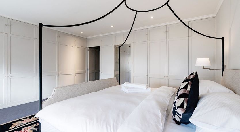 Photo of Townhouse Talking