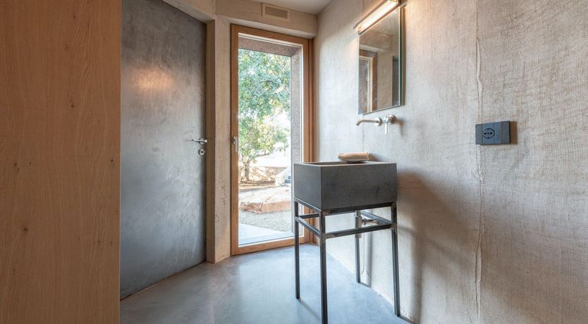 Photo of No Distractions