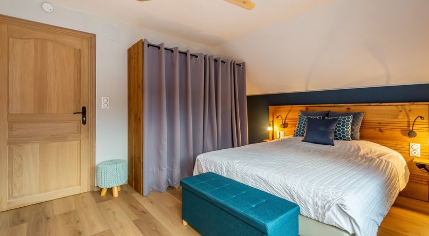 Photo of Sapphire & Oak Leaves