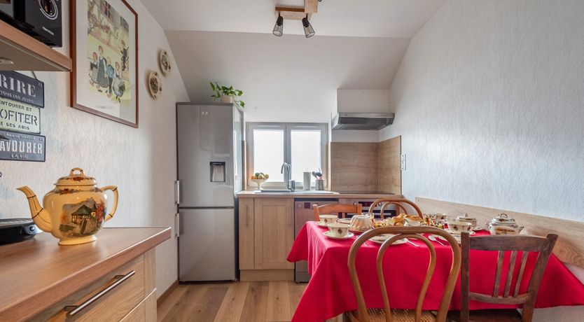 Photo of Sapphire & Oak Leaves