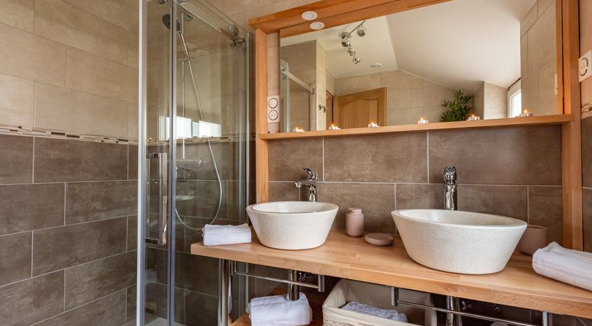 Photo of Sapphire & Oak Leaves