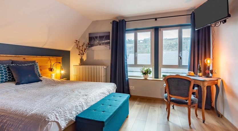 Photo of Sapphire & Oak Leaves