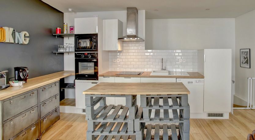 Photo of Red, Red Bordeaux Wine