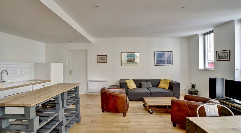 Photo of Red, Red Bordeaux Wine