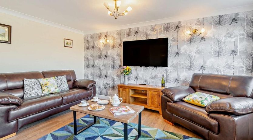 Photo of 5 Bed in Dovedale