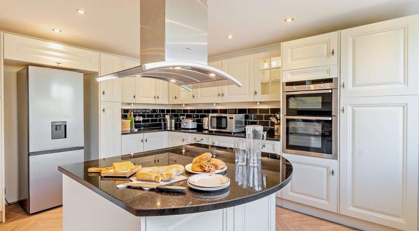 Photo of 5 Bed in Dovedale