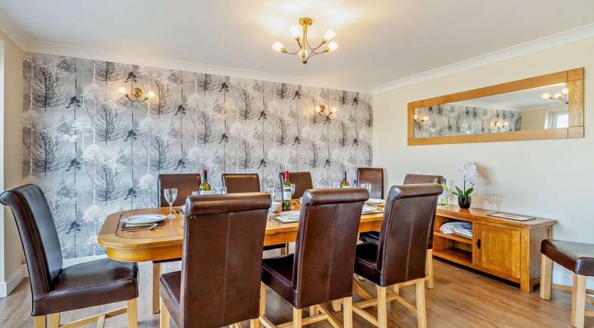 Photo of 5 Bed in Dovedale