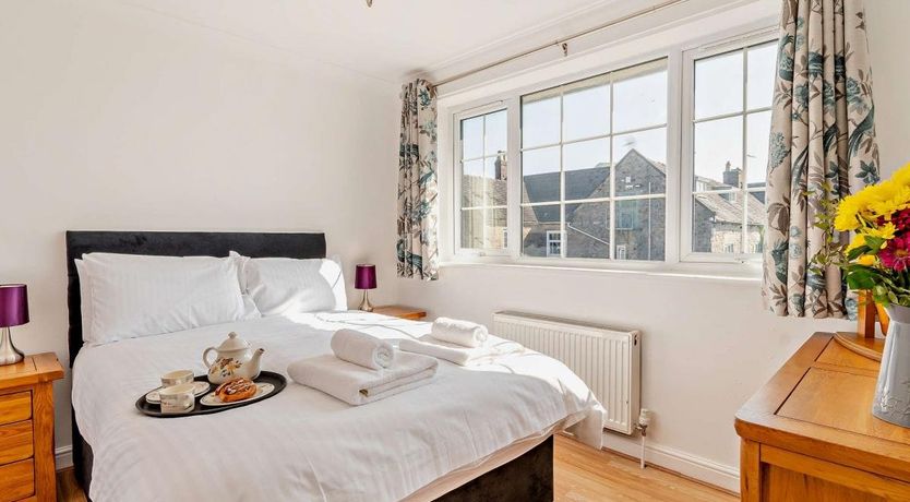 Photo of 5 Bed in Dovedale