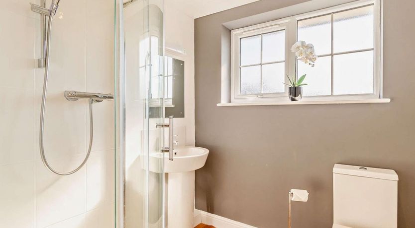 Photo of 5 Bed in Dovedale