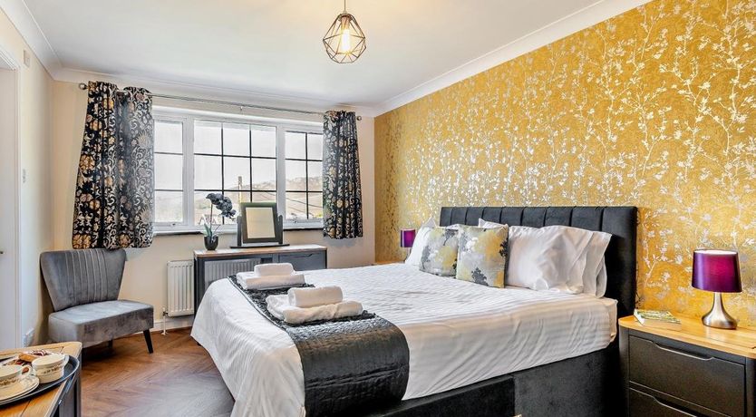 Photo of 5 Bed in Dovedale